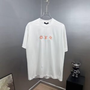P75 1V～路易 三花刺绣 《区别通货面料》双纱纯棉，紧密纱线短袖tee 上身十分舒适，男女同款，落肩宽松版型 颜色: 黑色 白色 咖啡色 尺码：S（90-130斤） M（125-150斤） L（135-165斤） XL（160-190斤） XXL（185-220斤）