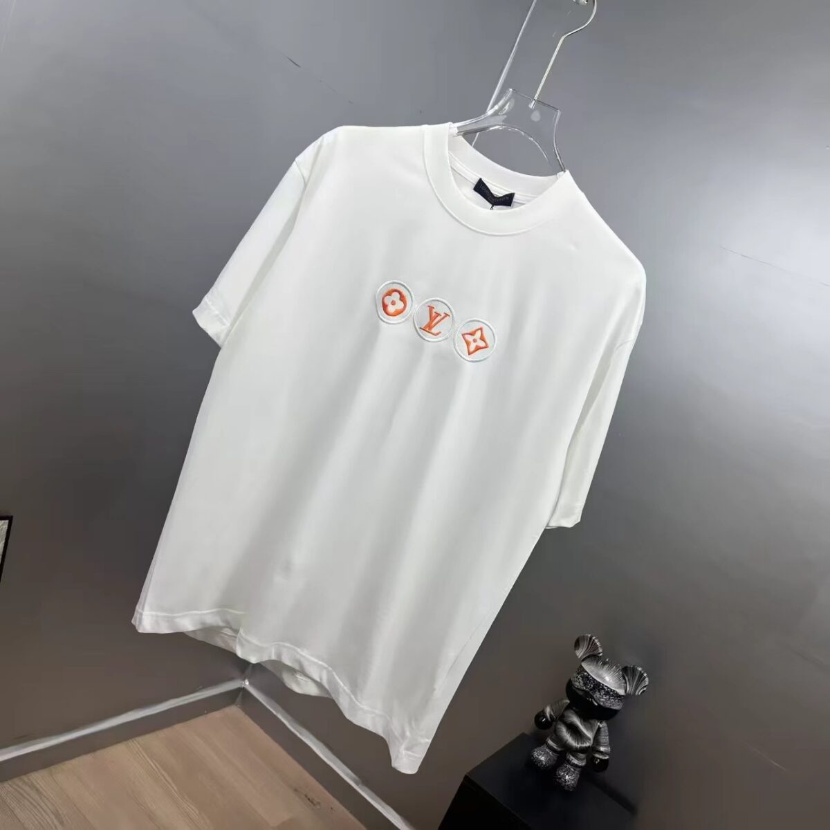weigou_180073_1_61cf5cbfde P75 1V~路易 三花刺绣 《区别通货面料》双纱纯棉,紧密纱线短袖tee 上身十分舒适,男女同款,落肩宽松版型 颜色: 黑色 白色 咖啡色 尺码:S(90-130斤) M(125-150斤) L(135-165斤) XL(160-190斤) XXL(185-220斤)