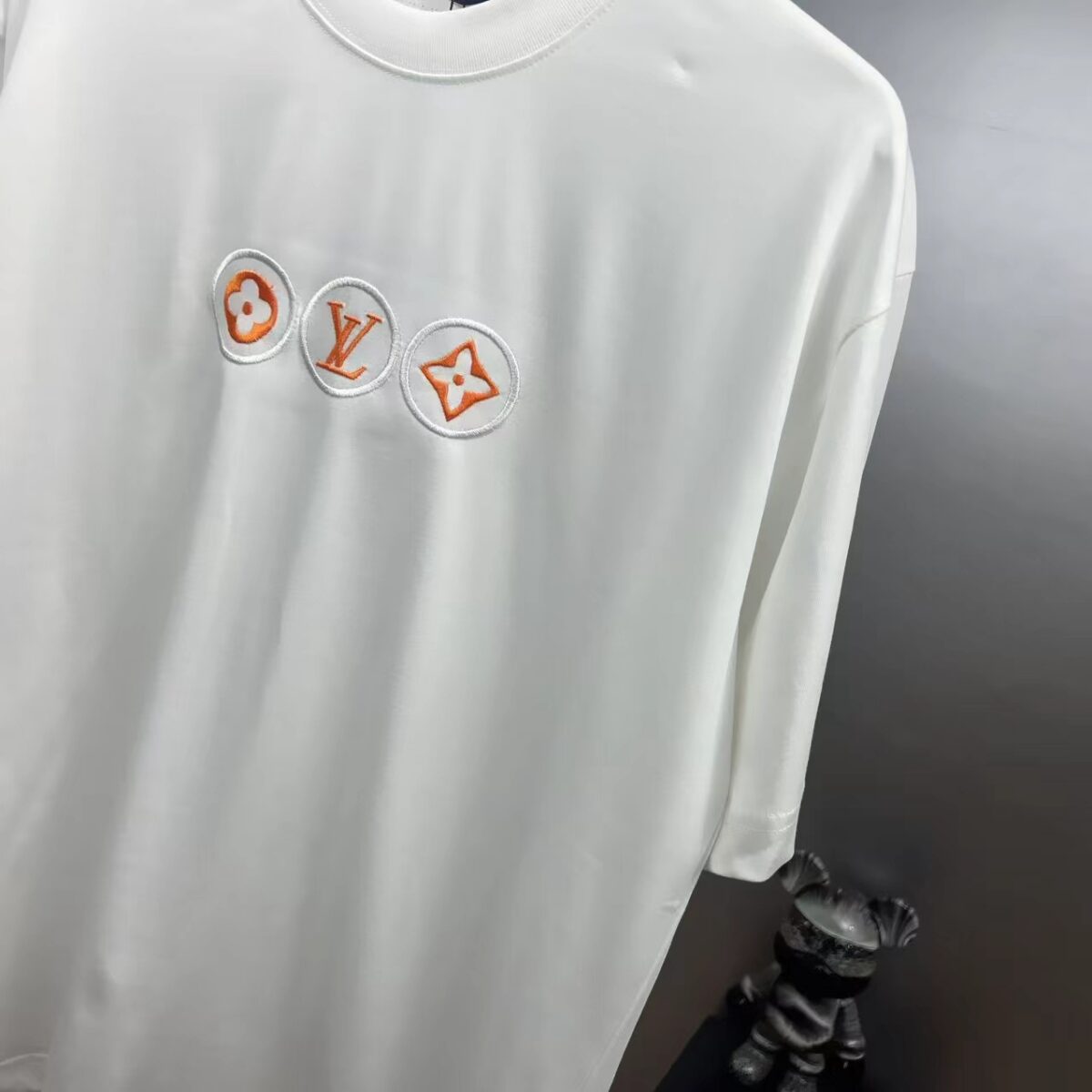 weigou_180073_2_32ec0b75cb P75 1V~路易 三花刺绣 《区别通货面料》双纱纯棉,紧密纱线短袖tee 上身十分舒适,男女同款,落肩宽松版型 颜色: 黑色 白色 咖啡色 尺码:S(90-130斤) M(125-150斤) L(135-165斤) XL(160-190斤) XXL(185-220斤)
