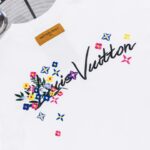 weigou_180085_4_838ed7c2ff P70 Louis Vuitton路易威登LV多巴胺彩色小花刺绣T恤圆领短袖 把春日活力穿在身上这件LV短袖用满幅彩色小花刺绣打破沉闷,瞬间拉满多巴胺氛围。正面以品牌手写体Logo搭配小巧花饰点缀,简约不单调;背面则是大片星芒与花朵刺绣,色彩鲜亮立体,街头潮流感直接拉满。 甄选高克重纯棉面料,上身柔软透气,垂坠感优越,久穿不易变形。宽松落肩版型不挑身形,男女同款适配情侣穿搭,搭配浅蓝牛仔、工装裤、运动卫裤都超有范儿 点亮衣柜整个夏天 颜色:黑色 白色 尺码:S—XL
