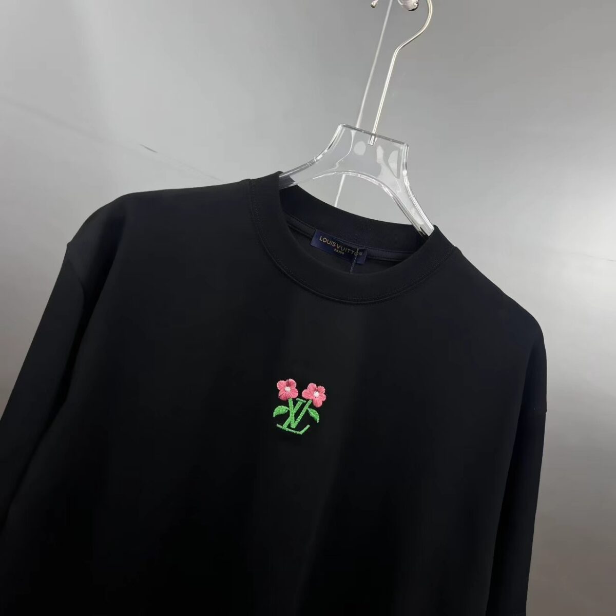 weigou_180101_2_7c8d5d9e2e P75 1V~路易 花卉刺绣 《区别通货面料》双纱纯棉,紧密纱线短袖tee 上身十分舒适,男女同款,落肩宽松版型 颜色: 黑色 白色 咖啡色 尺码:S(90-130斤) M(125-150斤) L(135-165斤) XL(160-190斤) XXL(185-220斤)