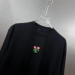 weigou_180101_2_7c8d5d9e2e P75 1V~路易 花卉刺绣 《区别通货面料》双纱纯棉,紧密纱线短袖tee 上身十分舒适,男女同款,落肩宽松版型 颜色: 黑色 白色 咖啡色 尺码:S(90-130斤) M(125-150斤) L(135-165斤) XL(160-190斤) XXL(185-220斤)