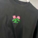 weigou_180101_5_fdcb0db173 P75 1V~路易 花卉刺绣 《区别通货面料》双纱纯棉,紧密纱线短袖tee 上身十分舒适,男女同款,落肩宽松版型 颜色: 黑色 白色 咖啡色 尺码:S(90-130斤) M(125-150斤) L(135-165斤) XL(160-190斤) XXL(185-220斤)