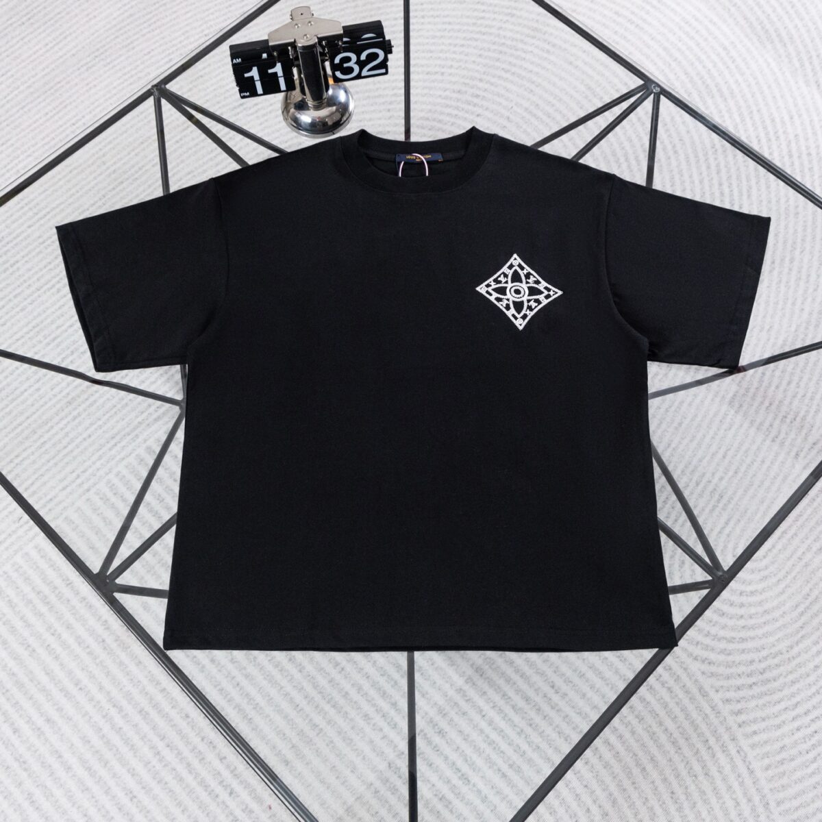 weigou_180114_0_c3014a0fd9 P70 路易威登Louis Vuitton 26ss新款流苏老花刺绣T恤圆领短袖 这件路易威登双面刺绣T采用高克重纯棉面料,触感柔软透气,上身垂坠有型。正面以刺绣勾勒品牌经典四叶花图腾,低调精致;背面则是手绘风LV标识与放大版流苏式Monogram刺绣,街头感十足。宽松落肩版型不挑身形,男女同款,上身透气舒适,久穿不易变形。宽松落肩版型对各种身材都很友好,搭配牛仔裤、工装裤都能轻松出片。男女同款,情侣穿也超有格调,是能提升穿搭质感的宝藏款,懂的朋友别错过! 尺码:S—XL 颜色:黑色 白色