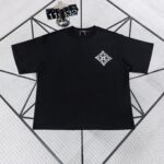weigou_180114_0_c3014a0fd9 P70 路易威登Louis Vuitton 26ss新款流苏老花刺绣T恤圆领短袖 这件路易威登双面刺绣T采用高克重纯棉面料,触感柔软透气,上身垂坠有型。正面以刺绣勾勒品牌经典四叶花图腾,低调精致;背面则是手绘风LV标识与放大版流苏式Monogram刺绣,街头感十足。宽松落肩版型不挑身形,男女同款,上身透气舒适,久穿不易变形。宽松落肩版型对各种身材都很友好,搭配牛仔裤、工装裤都能轻松出片。男女同款,情侣穿也超有格调,是能提升穿搭质感的宝藏款,懂的朋友别错过! 尺码:S—XL 颜色:黑色 白色
