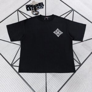 weigou_180114_0_c3014a0fd9 P70 路易威登Louis Vuitton 26ss新款流苏老花刺绣T恤圆领短袖 这件路易威登双面刺绣T采用高克重纯棉面料,触感柔软透气,上身垂坠有型。正面以刺绣勾勒品牌经典四叶花图腾,低调精致;背面则是手绘风LV标识与放大版流苏式Monogram刺绣,街头感十足。宽松落肩版型不挑身形,男女同款,上身透气舒适,久穿不易变形。宽松落肩版型对各种身材都很友好,搭配牛仔裤、工装裤都能轻松出片。男女同款,情侣穿也超有格调,是能提升穿搭质感的宝藏款,懂的朋友别错过! 尺码:S—XL 颜色:黑色 白色