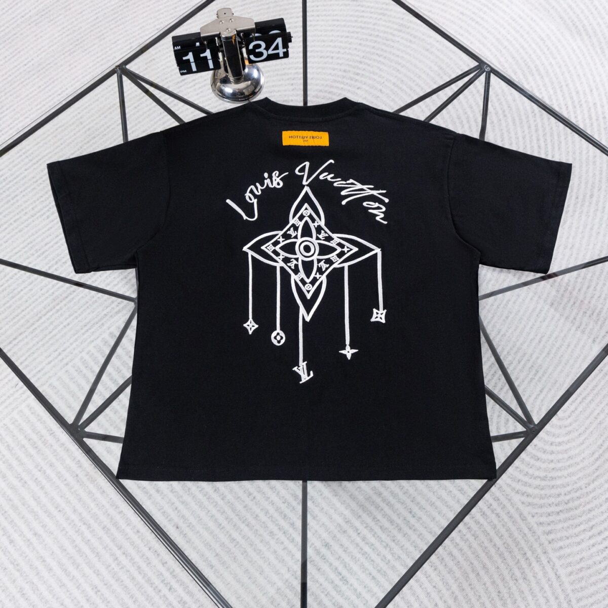 weigou_180114_1_34d1b3a4da P70 路易威登Louis Vuitton 26ss新款流苏老花刺绣T恤圆领短袖 这件路易威登双面刺绣T采用高克重纯棉面料,触感柔软透气,上身垂坠有型。正面以刺绣勾勒品牌经典四叶花图腾,低调精致;背面则是手绘风LV标识与放大版流苏式Monogram刺绣,街头感十足。宽松落肩版型不挑身形,男女同款,上身透气舒适,久穿不易变形。宽松落肩版型对各种身材都很友好,搭配牛仔裤、工装裤都能轻松出片。男女同款,情侣穿也超有格调,是能提升穿搭质感的宝藏款,懂的朋友别错过! 尺码:S—XL 颜色:黑色 白色
