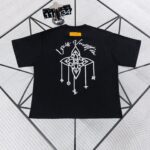 weigou_180114_1_34d1b3a4da P70 路易威登Louis Vuitton 26ss新款流苏老花刺绣T恤圆领短袖 这件路易威登双面刺绣T采用高克重纯棉面料,触感柔软透气,上身垂坠有型。正面以刺绣勾勒品牌经典四叶花图腾,低调精致;背面则是手绘风LV标识与放大版流苏式Monogram刺绣,街头感十足。宽松落肩版型不挑身形,男女同款,上身透气舒适,久穿不易变形。宽松落肩版型对各种身材都很友好,搭配牛仔裤、工装裤都能轻松出片。男女同款,情侣穿也超有格调,是能提升穿搭质感的宝藏款,懂的朋友别错过! 尺码:S—XL 颜色:黑色 白色