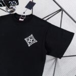 weigou_180114_2_61a0731957 P70 路易威登Louis Vuitton 26ss新款流苏老花刺绣T恤圆领短袖 这件路易威登双面刺绣T采用高克重纯棉面料,触感柔软透气,上身垂坠有型。正面以刺绣勾勒品牌经典四叶花图腾,低调精致;背面则是手绘风LV标识与放大版流苏式Monogram刺绣,街头感十足。宽松落肩版型不挑身形,男女同款,上身透气舒适,久穿不易变形。宽松落肩版型对各种身材都很友好,搭配牛仔裤、工装裤都能轻松出片。男女同款,情侣穿也超有格调,是能提升穿搭质感的宝藏款,懂的朋友别错过! 尺码:S—XL 颜色:黑色 白色