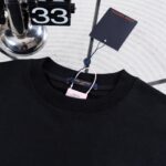 weigou_180114_3_3f3b9932c8 P70 路易威登Louis Vuitton 26ss新款流苏老花刺绣T恤圆领短袖 这件路易威登双面刺绣T采用高克重纯棉面料,触感柔软透气,上身垂坠有型。正面以刺绣勾勒品牌经典四叶花图腾,低调精致;背面则是手绘风LV标识与放大版流苏式Monogram刺绣,街头感十足。宽松落肩版型不挑身形,男女同款,上身透气舒适,久穿不易变形。宽松落肩版型对各种身材都很友好,搭配牛仔裤、工装裤都能轻松出片。男女同款,情侣穿也超有格调,是能提升穿搭质感的宝藏款,懂的朋友别错过! 尺码:S—XL 颜色:黑色 白色