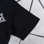 weigou_180114_5_07a17aa7bc P70 路易威登Louis Vuitton 26ss新款流苏老花刺绣T恤圆领短袖 这件路易威登双面刺绣T采用高克重纯棉面料,触感柔软透气,上身垂坠有型。正面以刺绣勾勒品牌经典四叶花图腾,低调精致;背面则是手绘风LV标识与放大版流苏式Monogram刺绣,街头感十足。宽松落肩版型不挑身形,男女同款,上身透气舒适,久穿不易变形。宽松落肩版型对各种身材都很友好,搭配牛仔裤、工装裤都能轻松出片。男女同款,情侣穿也超有格调,是能提升穿搭质感的宝藏款,懂的朋友别错过! 尺码:S—XL 颜色:黑色 白色