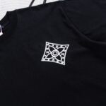 weigou_180114_6_f6e675d4ba P70 路易威登Louis Vuitton 26ss新款流苏老花刺绣T恤圆领短袖 这件路易威登双面刺绣T采用高克重纯棉面料,触感柔软透气,上身垂坠有型。正面以刺绣勾勒品牌经典四叶花图腾,低调精致;背面则是手绘风LV标识与放大版流苏式Monogram刺绣,街头感十足。宽松落肩版型不挑身形,男女同款,上身透气舒适,久穿不易变形。宽松落肩版型对各种身材都很友好,搭配牛仔裤、工装裤都能轻松出片。男女同款,情侣穿也超有格调,是能提升穿搭质感的宝藏款,懂的朋友别错过! 尺码:S—XL 颜色:黑色 白色