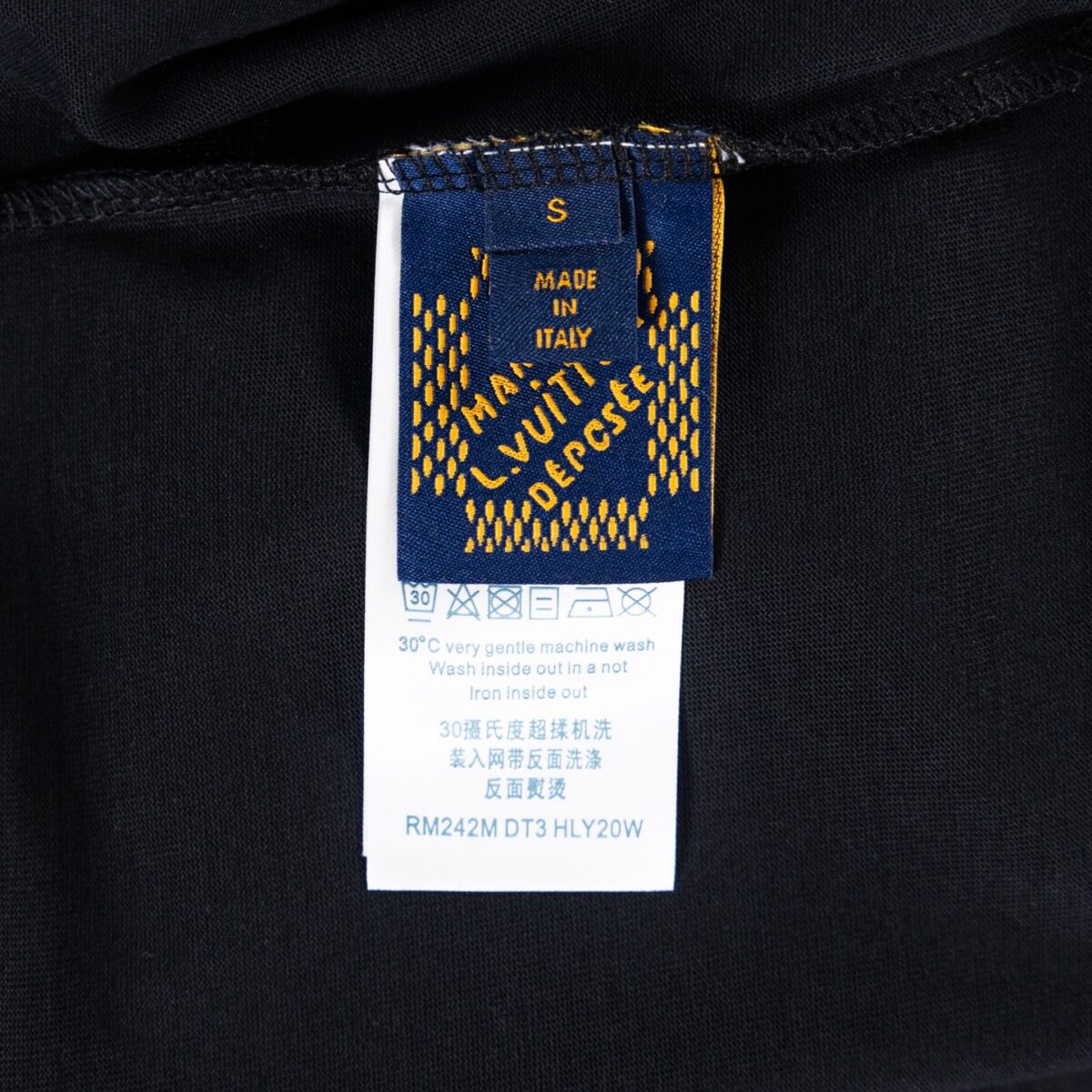 weigou_180114_7_7271f86de0 P70 路易威登Louis Vuitton 26ss新款流苏老花刺绣T恤圆领短袖 这件路易威登双面刺绣T采用高克重纯棉面料,触感柔软透气,上身垂坠有型。正面以刺绣勾勒品牌经典四叶花图腾,低调精致;背面则是手绘风LV标识与放大版流苏式Monogram刺绣,街头感十足。宽松落肩版型不挑身形,男女同款,上身透气舒适,久穿不易变形。宽松落肩版型对各种身材都很友好,搭配牛仔裤、工装裤都能轻松出片。男女同款,情侣穿也超有格调,是能提升穿搭质感的宝藏款,懂的朋友别错过! 尺码:S—XL 颜色:黑色 白色