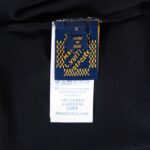 weigou_180114_7_7271f86de0 P70 路易威登Louis Vuitton 26ss新款流苏老花刺绣T恤圆领短袖 这件路易威登双面刺绣T采用高克重纯棉面料,触感柔软透气,上身垂坠有型。正面以刺绣勾勒品牌经典四叶花图腾,低调精致;背面则是手绘风LV标识与放大版流苏式Monogram刺绣,街头感十足。宽松落肩版型不挑身形,男女同款,上身透气舒适,久穿不易变形。宽松落肩版型对各种身材都很友好,搭配牛仔裤、工装裤都能轻松出片。男女同款,情侣穿也超有格调,是能提升穿搭质感的宝藏款,懂的朋友别错过! 尺码:S—XL 颜色:黑色 白色
