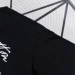 weigou_180114_8_abe8c7ba48 P70 路易威登Louis Vuitton 26ss新款流苏老花刺绣T恤圆领短袖 这件路易威登双面刺绣T采用高克重纯棉面料,触感柔软透气,上身垂坠有型。正面以刺绣勾勒品牌经典四叶花图腾,低调精致;背面则是手绘风LV标识与放大版流苏式Monogram刺绣,街头感十足。宽松落肩版型不挑身形,男女同款,上身透气舒适,久穿不易变形。宽松落肩版型对各种身材都很友好,搭配牛仔裤、工装裤都能轻松出片。男女同款,情侣穿也超有格调,是能提升穿搭质感的宝藏款,懂的朋友别错过! 尺码:S—XL 颜色:黑色 白色