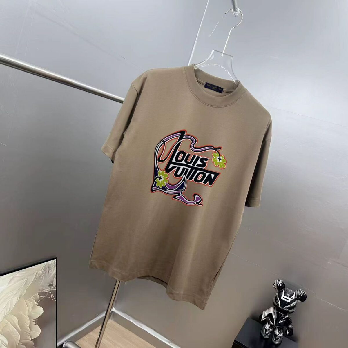 P75 1v*路易 厚板滴胶+印花 《区别通货面料》双纱纯棉上衣 7a抗菌短袖tee 上身十分舒适，男女同款半袖，落肩宽松版型 颜色: 黑色 白色 咖啡色 尺码：S（90-130斤） M（125-150斤） L（135-165斤） XL（160-190斤） XXL（185-220斤）