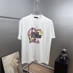 weigou_180157_0_f3a79fc866 P75 1v*路易 厚板滴胶+印花 《区别通货面料》双纱纯棉上衣 7a抗菌短袖tee 上身十分舒适,男女同款半袖,落肩宽松版型 颜色: 黑色 白色 咖啡色 尺码:S(90-130斤) M(125-150斤) L(135-165斤) XL(160-190斤) XXL(185-220斤)