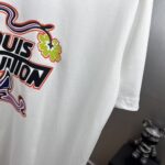 weigou_180157_3_1a98e1ae91 P75 1v*路易 厚板滴胶+印花 《区别通货面料》双纱纯棉上衣 7a抗菌短袖tee 上身十分舒适,男女同款半袖,落肩宽松版型 颜色: 黑色 白色 咖啡色 尺码:S(90-130斤) M(125-150斤) L(135-165斤) XL(160-190斤) XXL(185-220斤)