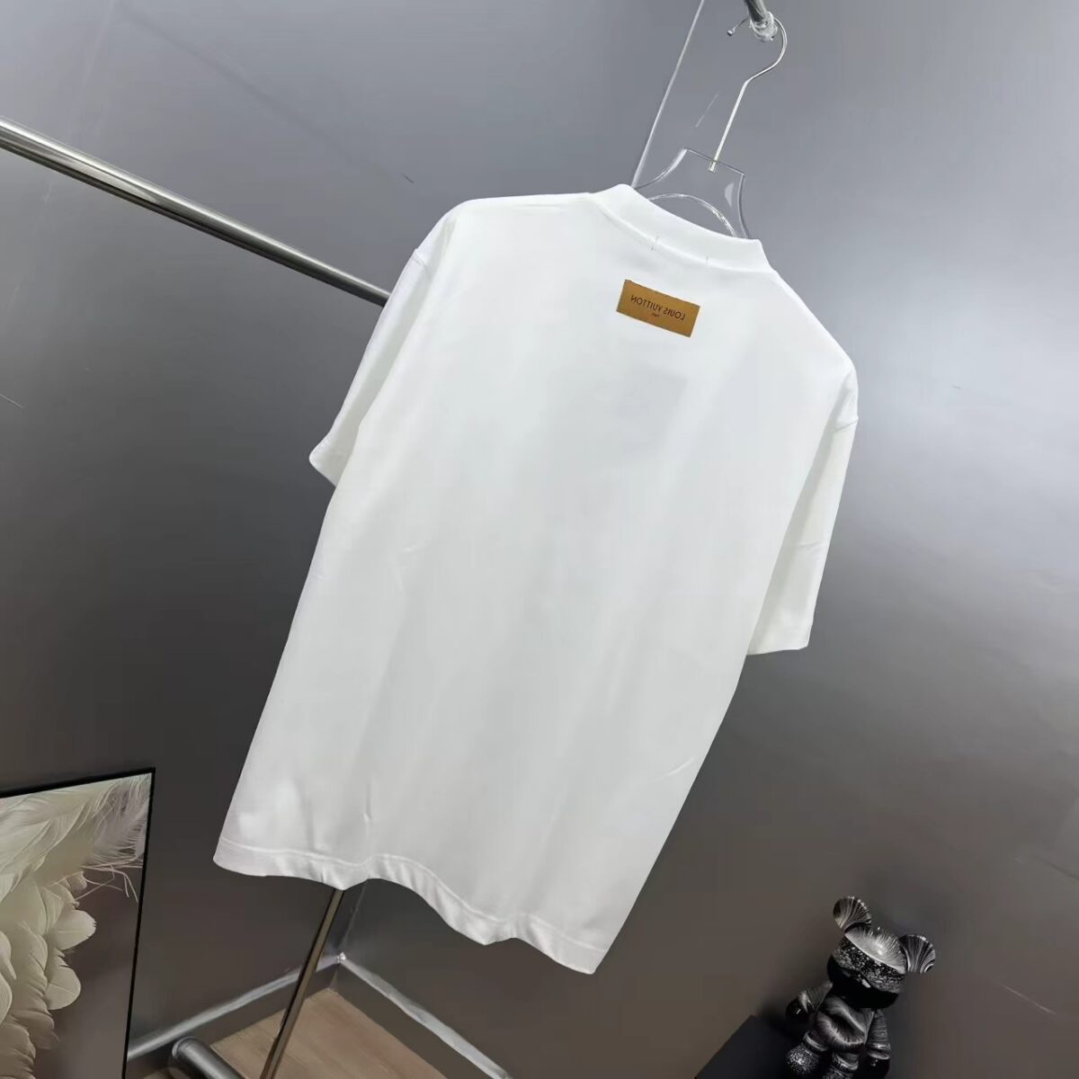 weigou_180157_8_bf377150bf P75 1v*路易 厚板滴胶+印花 《区别通货面料》双纱纯棉上衣 7a抗菌短袖tee 上身十分舒适,男女同款半袖,落肩宽松版型 颜色: 黑色 白色 咖啡色 尺码:S(90-130斤) M(125-150斤) L(135-165斤) XL(160-190斤) XXL(185-220斤)
