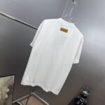 weigou_180157_8_bf377150bf P75 1v*路易 厚板滴胶+印花 《区别通货面料》双纱纯棉上衣 7a抗菌短袖tee 上身十分舒适,男女同款半袖,落肩宽松版型 颜色: 黑色 白色 咖啡色 尺码:S(90-130斤) M(125-150斤) L(135-165斤) XL(160-190斤) XXL(185-220斤)