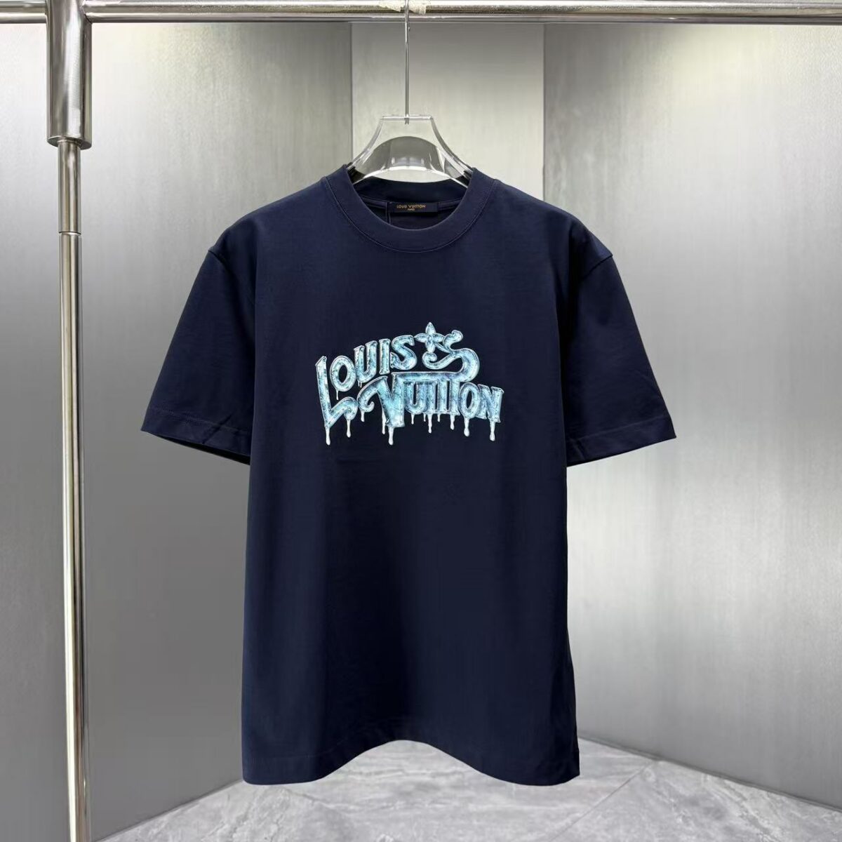 P75 LOUIS* 路易LV* 2026春夏新款短袖T恤 定制纯棉字母logo厚板 颜色：黑色 白色 深蓝 深红 码数：S M L XL XXL