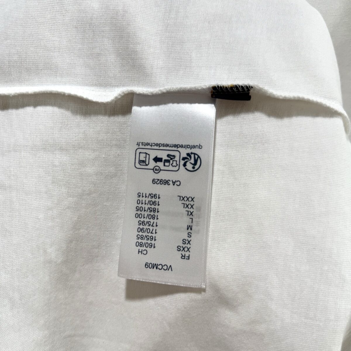 P75 款号TM1053 LV路易威登字母标识做旧印花圆领短袖 面料：280克32支双纱纯棉面料 工艺：重工精梳棉 螺纹同缸同色 整体不会有色差 当下热度爆款 男女情侣款 定制原版一致辅料 三标齐全 os宽松版型 最大可穿到200斤左右 颜色：白色 黑色 尺码：S M L XL