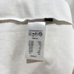 P75 款号TM1053 LV路易威登字母标识做旧印花圆领短袖 面料：280克32支双纱纯棉面料 工艺：重工精梳棉 螺纹同缸同色 整体不会有色差 当下热度爆款 男女情侣款 定制原版一致辅料 三标齐全 os宽松版型 最大可穿到200斤左右 颜色：白色 黑色 尺码：S M L XL