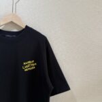 P75 款号TM1047 LV 黄蓝大字母立体刺绣圆领短袖 面料：280克32支双纱纯棉面料 工艺：重工精梳棉 螺纹同缸同色 整体不会有色差 当下热度爆款 男女情侣款 定制原版一致辅料 三标齐全 os宽松版型 最大可穿到200斤左右 颜色：白色 黑色 尺码：S M L XL