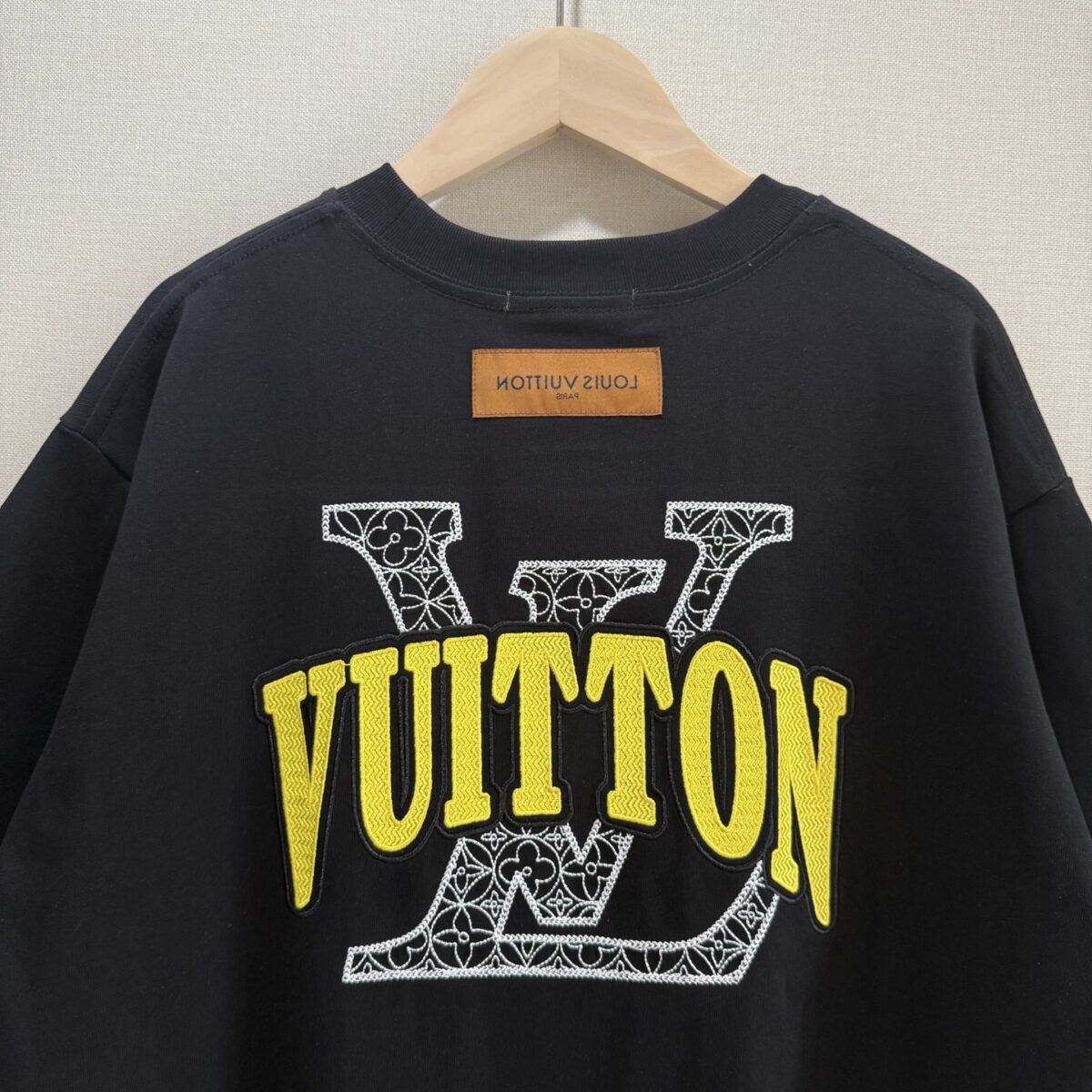 P75 款号TM1047 LV 黄蓝大字母立体刺绣圆领短袖 面料：280克32支双纱纯棉面料 工艺：重工精梳棉 螺纹同缸同色 整体不会有色差 当下热度爆款 男女情侣款 定制原版一致辅料 三标齐全 os宽松版型 最大可穿到200斤左右 颜色：白色 黑色 尺码：S M L XL