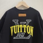 P75 款号TM1047 LV 黄蓝大字母立体刺绣圆领短袖 面料：280克32支双纱纯棉面料 工艺：重工精梳棉 螺纹同缸同色 整体不会有色差 当下热度爆款 男女情侣款 定制原版一致辅料 三标齐全 os宽松版型 最大可穿到200斤左右 颜色：白色 黑色 尺码：S M L XL