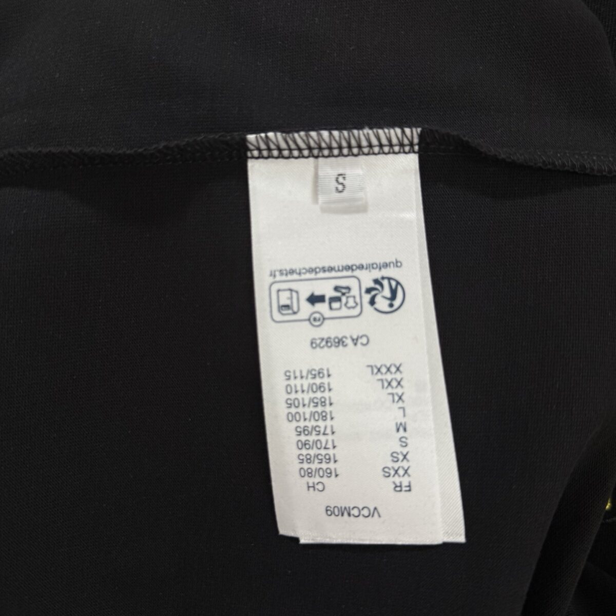 P75 款号TM1047 LV 黄蓝大字母立体刺绣圆领短袖 面料：280克32支双纱纯棉面料 工艺：重工精梳棉 螺纹同缸同色 整体不会有色差 当下热度爆款 男女情侣款 定制原版一致辅料 三标齐全 os宽松版型 最大可穿到200斤左右 颜色：白色 黑色 尺码：S M L XL