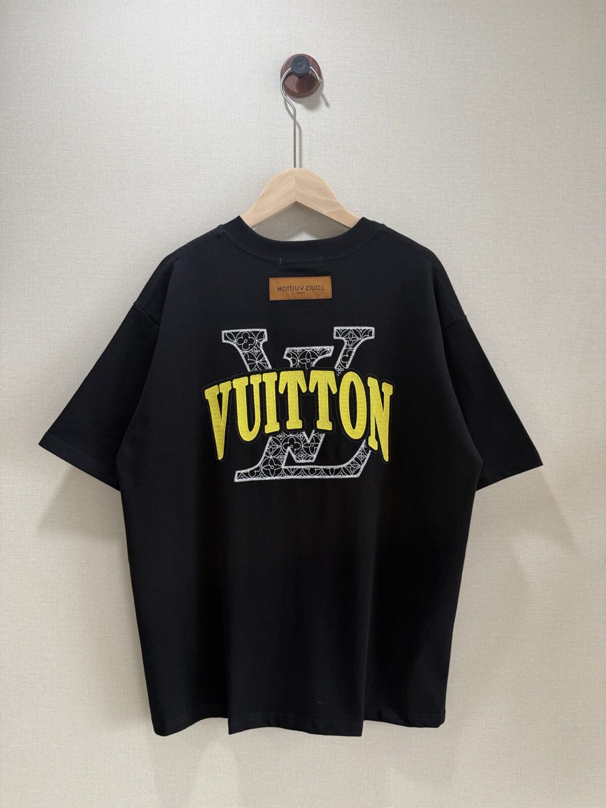 P75 款号TM1047 LV 黄蓝大字母立体刺绣圆领短袖 面料：280克32支双纱纯棉面料 工艺：重工精梳棉 螺纹同缸同色 整体不会有色差 当下热度爆款 男女情侣款 定制原版一致辅料 三标齐全 os宽松版型 最大可穿到200斤左右 颜色：白色 黑色 尺码：S M L XL