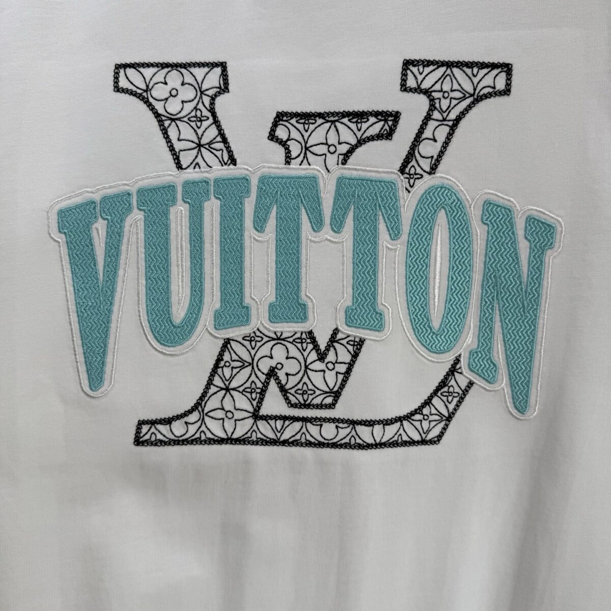 P75 款号TM1047 LV 黄蓝大字母立体刺绣圆领短袖 面料：280克32支双纱纯棉面料 工艺：重工精梳棉 螺纹同缸同色 整体不会有色差 当下热度爆款 男女情侣款 定制原版一致辅料 三标齐全 os宽松版型 最大可穿到200斤左右 颜色：白色 黑色 尺码：S M L XL
