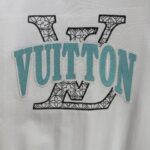 P75 款号TM1047 LV 黄蓝大字母立体刺绣圆领短袖 面料：280克32支双纱纯棉面料 工艺：重工精梳棉 螺纹同缸同色 整体不会有色差 当下热度爆款 男女情侣款 定制原版一致辅料 三标齐全 os宽松版型 最大可穿到200斤左右 颜色：白色 黑色 尺码：S M L XL