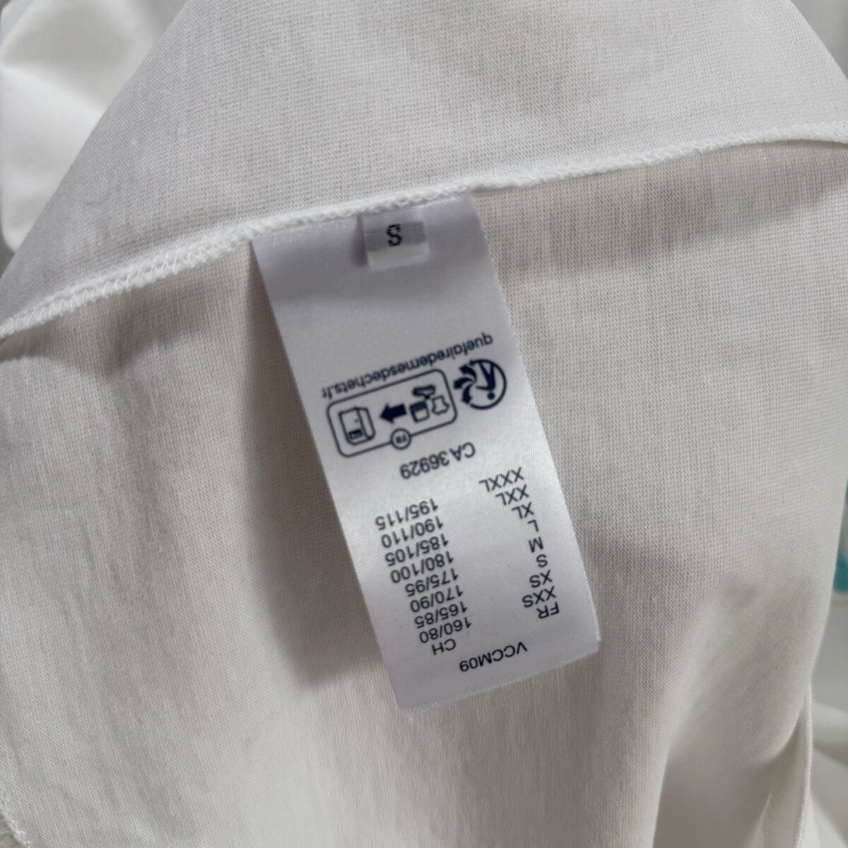 P75 款号TM1047 LV 黄蓝大字母立体刺绣圆领短袖 面料：280克32支双纱纯棉面料 工艺：重工精梳棉 螺纹同缸同色 整体不会有色差 当下热度爆款 男女情侣款 定制原版一致辅料 三标齐全 os宽松版型 最大可穿到200斤左右 颜色：白色 黑色 尺码：S M L XL