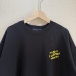 P75 款号TM1047 LV 黄蓝大字母立体刺绣圆领短袖 面料：280克32支双纱纯棉面料 工艺：重工精梳棉 螺纹同缸同色 整体不会有色差 当下热度爆款 男女情侣款 定制原版一致辅料 三标齐全 os宽松版型 最大可穿到200斤左右 颜色：白色 黑色 尺码：S M L XL
