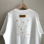 P75 款号TM1038 LV路易威登字母大标logo图案刺绣圆领短袖 面料：280克32支双纱纯棉面料 工艺：重工精梳棉 螺纹同缸同色 整体不会有色差 当下热度爆款 男女情侣款 定制原版一致辅料 三标齐全 os宽松版型 最大可穿到200斤左右 颜色：黑色 白色 尺码：S M L XL