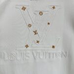 P75 款号TM1038 LV路易威登字母大标logo图案刺绣圆领短袖 面料：280克32支双纱纯棉面料 工艺：重工精梳棉 螺纹同缸同色 整体不会有色差 当下热度爆款 男女情侣款 定制原版一致辅料 三标齐全 os宽松版型 最大可穿到200斤左右 颜色：黑色 白色 尺码：S M L XL