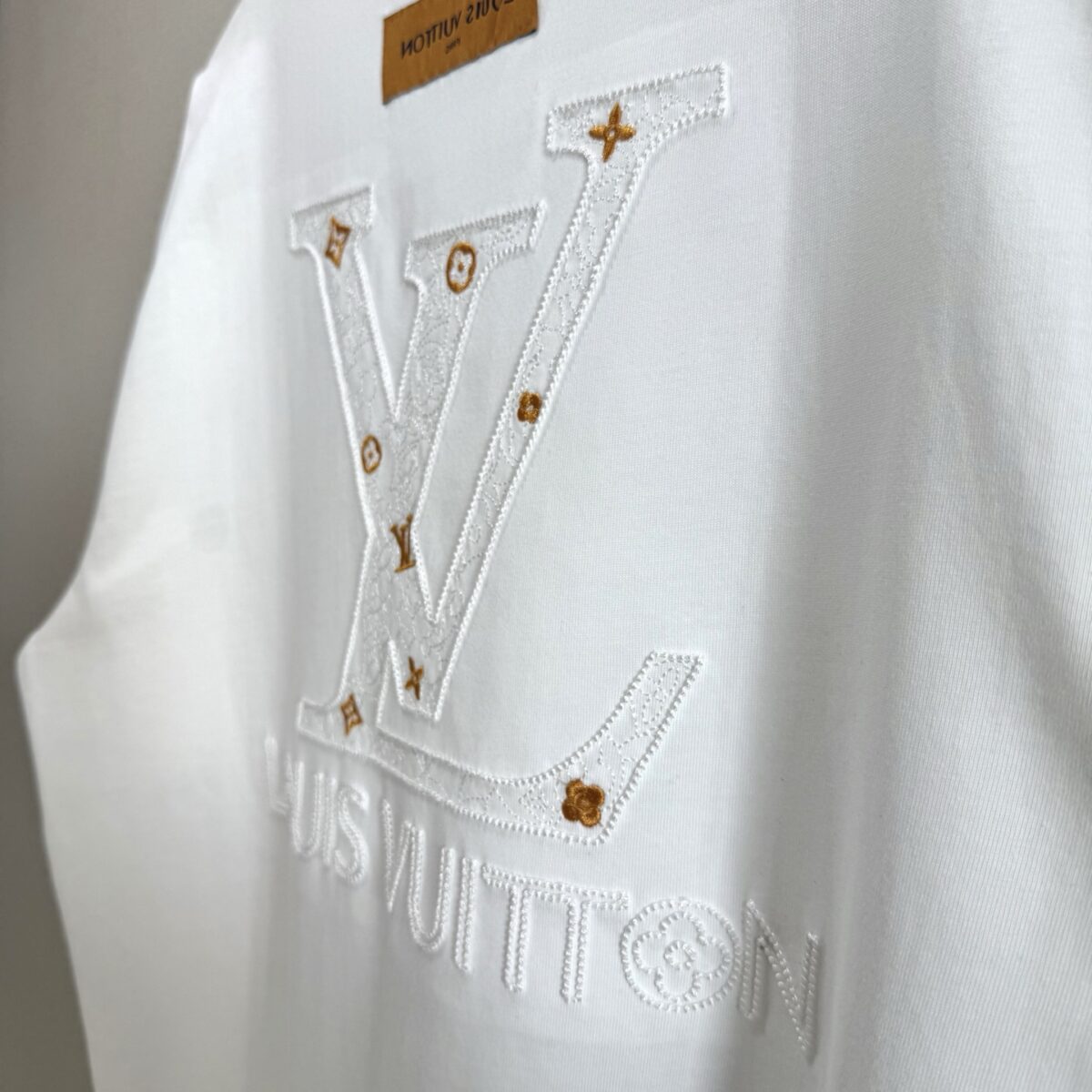 P75 款号TM1038 LV路易威登字母大标logo图案刺绣圆领短袖 面料：280克32支双纱纯棉面料 工艺：重工精梳棉 螺纹同缸同色 整体不会有色差 当下热度爆款 男女情侣款 定制原版一致辅料 三标齐全 os宽松版型 最大可穿到200斤左右 颜色：黑色 白色 尺码：S M L XL
