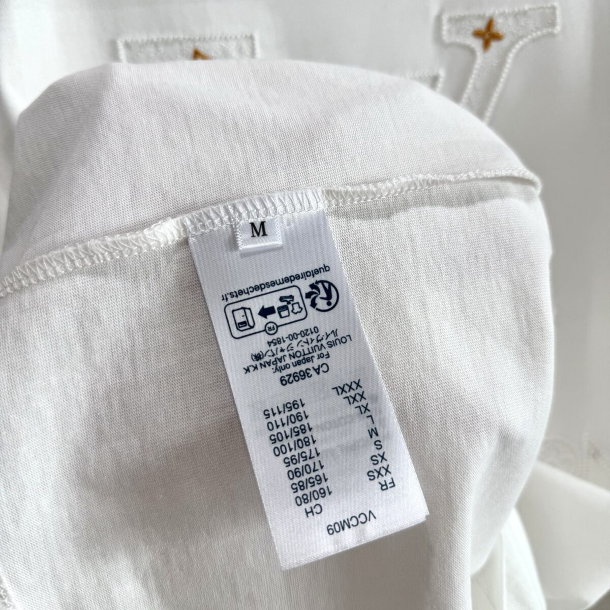 P75 款号TM1038 LV路易威登字母大标logo图案刺绣圆领短袖 面料：280克32支双纱纯棉面料 工艺：重工精梳棉 螺纹同缸同色 整体不会有色差 当下热度爆款 男女情侣款 定制原版一致辅料 三标齐全 os宽松版型 最大可穿到200斤左右 颜色：黑色 白色 尺码：S M L XL