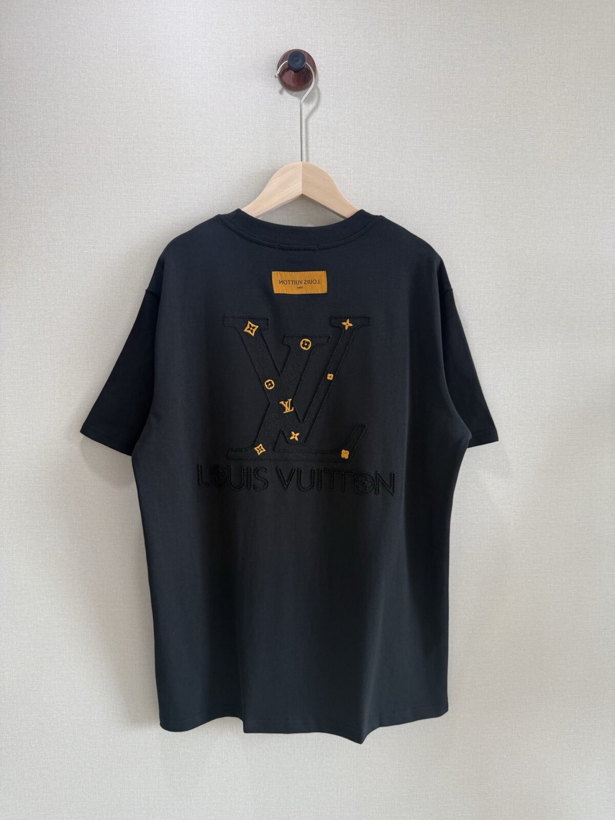 P75 款号TM1038 LV路易威登字母大标logo图案刺绣圆领短袖 面料：280克32支双纱纯棉面料 工艺：重工精梳棉 螺纹同缸同色 整体不会有色差 当下热度爆款 男女情侣款 定制原版一致辅料 三标齐全 os宽松版型 最大可穿到200斤左右 颜色：黑色 白色 尺码：S M L XL