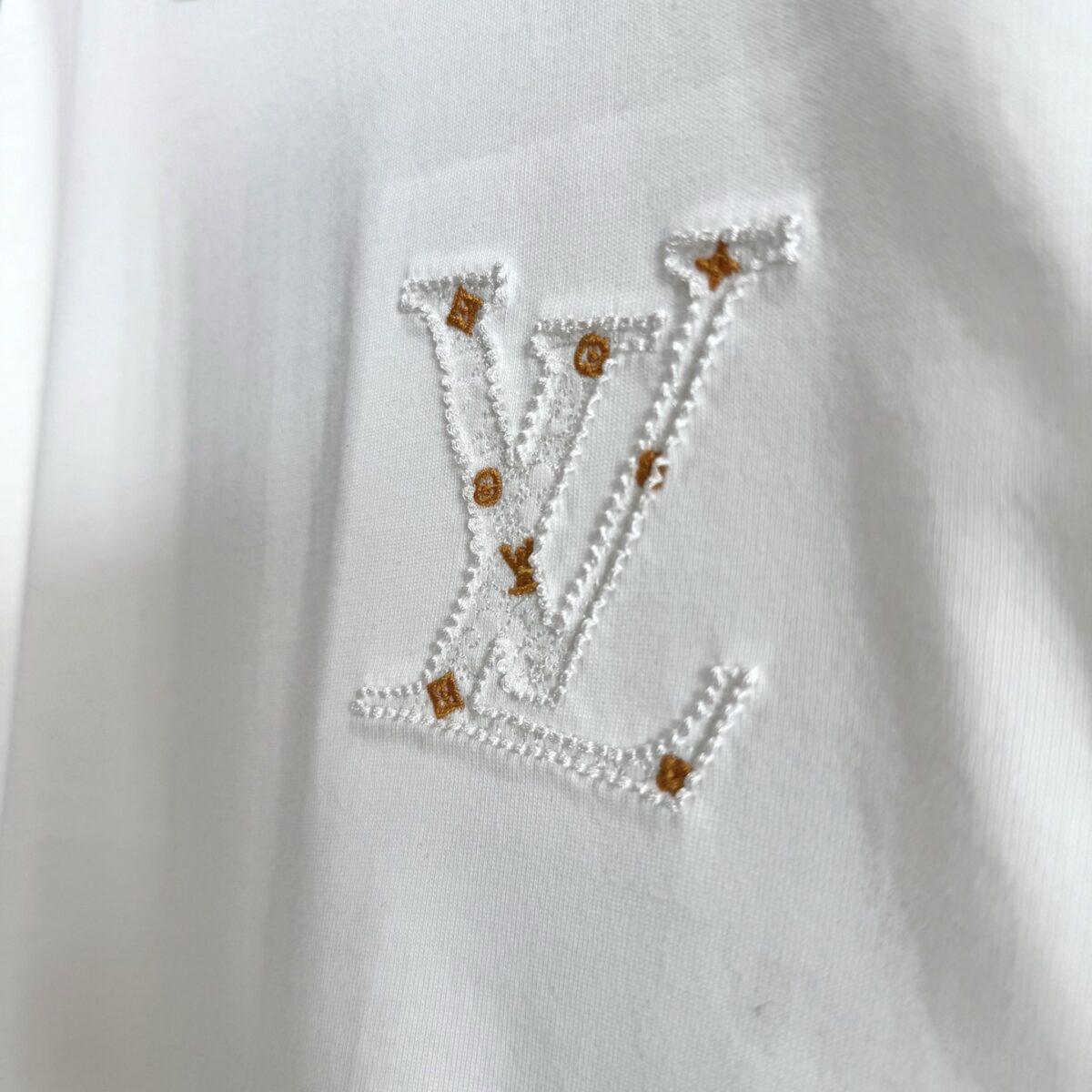 P75 款号TM1038 LV路易威登字母大标logo图案刺绣圆领短袖 面料：280克32支双纱纯棉面料 工艺：重工精梳棉 螺纹同缸同色 整体不会有色差 当下热度爆款 男女情侣款 定制原版一致辅料 三标齐全 os宽松版型 最大可穿到200斤左右 颜色：黑色 白色 尺码：S M L XL