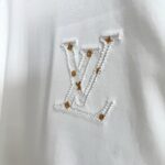 P75 款号TM1038 LV路易威登字母大标logo图案刺绣圆领短袖 面料：280克32支双纱纯棉面料 工艺：重工精梳棉 螺纹同缸同色 整体不会有色差 当下热度爆款 男女情侣款 定制原版一致辅料 三标齐全 os宽松版型 最大可穿到200斤左右 颜色：黑色 白色 尺码：S M L XL
