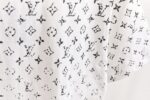 weigou_180379_8_7ed2da24d4 P75 款号TM1021 LV 路易威登字母Logo满印印花圆领短袖 面料:280克32支双纱纯棉面料 工艺:重磅纯棉面料 螺纹同缸同色 整体不会有色差 当下热度爆款 男女情侣款 定制原版一致辅料 三标齐全 os宽松版型 最大可穿到200斤左右 颜色:黑色 白色 尺码:S M L XL