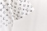 weigou_180379_9_7262cd8af3 P75 款号TM1021 LV 路易威登字母Logo满印印花圆领短袖 面料:280克32支双纱纯棉面料 工艺:重磅纯棉面料 螺纹同缸同色 整体不会有色差 当下热度爆款 男女情侣款 定制原版一致辅料 三标齐全 os宽松版型 最大可穿到200斤左右 颜色:黑色 白色 尺码:S M L XL