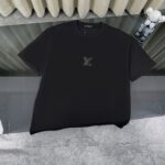 weigou_180397_0_f6a2a2c0aa P75 LOUIS VUITTON/路易威登LV 25ss新款经典logo 字母硅胶压花款短袖圆领T恤 -面料采用320G 100%纯棉双纱面料 同缸定染特种加粗32支双股1X1螺纹克纯棉面料,保证舒适性同时透气冰爽的同时又不透底!面料上身有型弹性不紧绷日常通勤运动统统yyds -肩膀采用双针车线跨缝工艺后领口处采用纯棉拉条提升了后颈接触的舒适度布面干净.布纹清晰,柔软舒适 - 全套定制的原版辅料,吊牌,洗水,主唛,防潮纸统统安排到位。版型釆用OS宽松落肩版型.男女同款 Louis Vuitton,法国路威酩轩集团-LVMH旗下品牌,著名奢侈品箱包和皮具品牌,百余年的传奇经典,全球时尚旅行艺术的精致象征。印有“LV”标志这一独特图案的交织字母帆布包,伴随着丰富的传奇色彩和雅典的设计而成为时尚之经典。延续至今,不论后来延伸出来的皮件、丝巾或手表、笔、服装,都是以崇尚精致、品质、舒适的“旅行哲学”,作为设计理念。 颜色:白色 黑色 Size: S-XL
