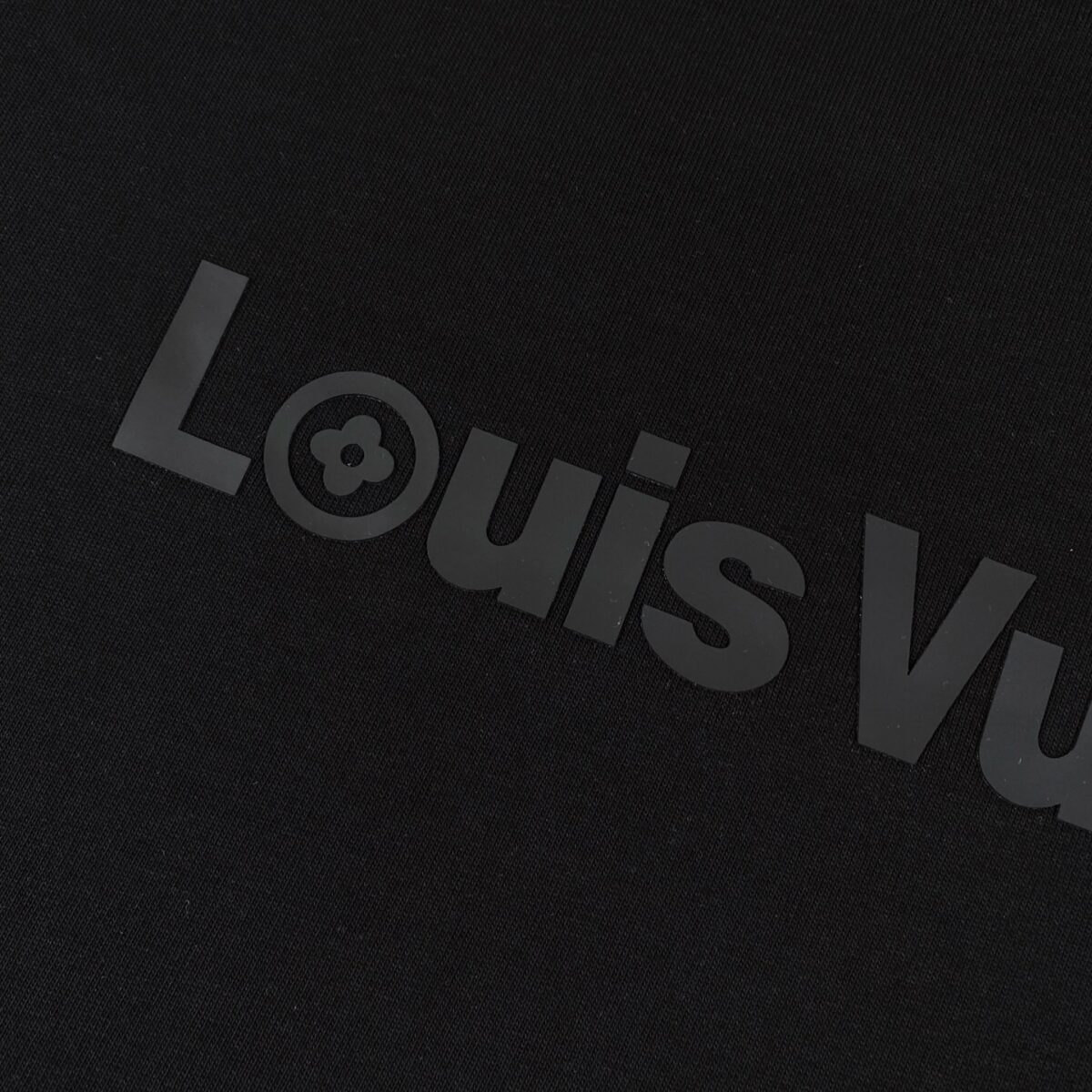 weigou_180397_10_d74a98dd4b P75 LOUIS VUITTON/路易威登LV 25ss新款经典logo 字母硅胶压花款短袖圆领T恤 -面料采用320G 100%纯棉双纱面料 同缸定染特种加粗32支双股1X1螺纹克纯棉面料,保证舒适性同时透气冰爽的同时又不透底!面料上身有型弹性不紧绷日常通勤运动统统yyds -肩膀采用双针车线跨缝工艺后领口处采用纯棉拉条提升了后颈接触的舒适度布面干净.布纹清晰,柔软舒适 - 全套定制的原版辅料,吊牌,洗水,主唛,防潮纸统统安排到位。版型釆用OS宽松落肩版型.男女同款 Louis Vuitton,法国路威酩轩集团-LVMH旗下品牌,著名奢侈品箱包和皮具品牌,百余年的传奇经典,全球时尚旅行艺术的精致象征。印有“LV”标志这一独特图案的交织字母帆布包,伴随着丰富的传奇色彩和雅典的设计而成为时尚之经典。延续至今,不论后来延伸出来的皮件、丝巾或手表、笔、服装,都是以崇尚精致、品质、舒适的“旅行哲学”,作为设计理念。 颜色:白色 黑色 Size: S-XL