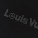 weigou_180397_10_d74a98dd4b P75 LOUIS VUITTON/路易威登LV 25ss新款经典logo 字母硅胶压花款短袖圆领T恤 -面料采用320G 100%纯棉双纱面料 同缸定染特种加粗32支双股1X1螺纹克纯棉面料,保证舒适性同时透气冰爽的同时又不透底!面料上身有型弹性不紧绷日常通勤运动统统yyds -肩膀采用双针车线跨缝工艺后领口处采用纯棉拉条提升了后颈接触的舒适度布面干净.布纹清晰,柔软舒适 - 全套定制的原版辅料,吊牌,洗水,主唛,防潮纸统统安排到位。版型釆用OS宽松落肩版型.男女同款 Louis Vuitton,法国路威酩轩集团-LVMH旗下品牌,著名奢侈品箱包和皮具品牌,百余年的传奇经典,全球时尚旅行艺术的精致象征。印有“LV”标志这一独特图案的交织字母帆布包,伴随着丰富的传奇色彩和雅典的设计而成为时尚之经典。延续至今,不论后来延伸出来的皮件、丝巾或手表、笔、服装,都是以崇尚精致、品质、舒适的“旅行哲学”,作为设计理念。 颜色:白色 黑色 Size: S-XL