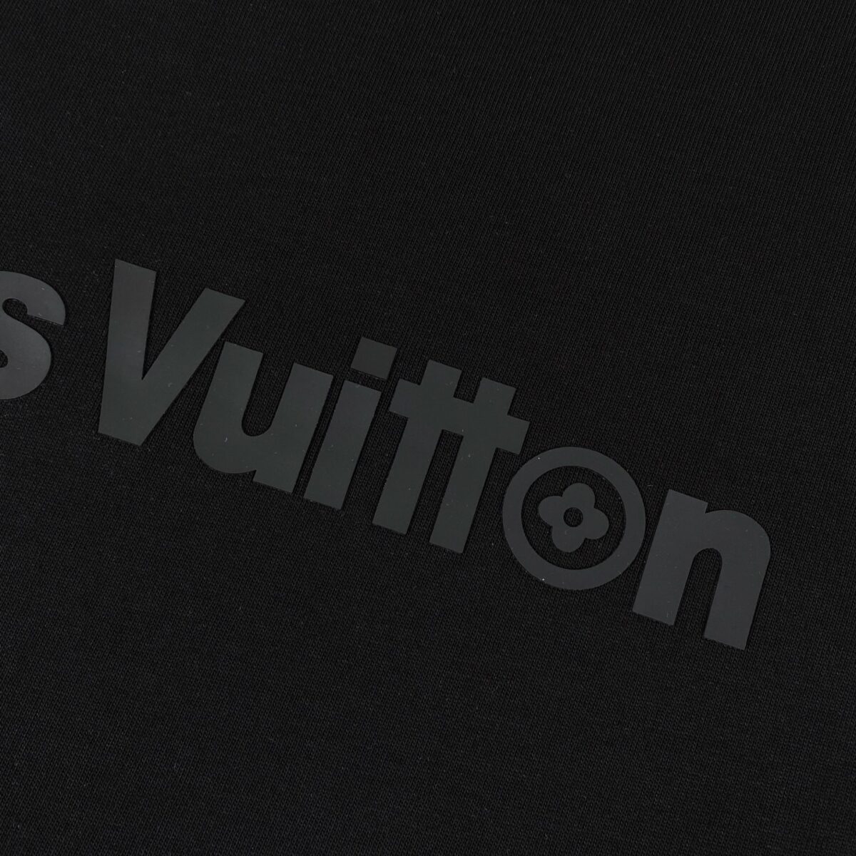 weigou_180397_11_e72e12b1bf P75 LOUIS VUITTON/路易威登LV 25ss新款经典logo 字母硅胶压花款短袖圆领T恤 -面料采用320G 100%纯棉双纱面料 同缸定染特种加粗32支双股1X1螺纹克纯棉面料,保证舒适性同时透气冰爽的同时又不透底!面料上身有型弹性不紧绷日常通勤运动统统yyds -肩膀采用双针车线跨缝工艺后领口处采用纯棉拉条提升了后颈接触的舒适度布面干净.布纹清晰,柔软舒适 - 全套定制的原版辅料,吊牌,洗水,主唛,防潮纸统统安排到位。版型釆用OS宽松落肩版型.男女同款 Louis Vuitton,法国路威酩轩集团-LVMH旗下品牌,著名奢侈品箱包和皮具品牌,百余年的传奇经典,全球时尚旅行艺术的精致象征。印有“LV”标志这一独特图案的交织字母帆布包,伴随着丰富的传奇色彩和雅典的设计而成为时尚之经典。延续至今,不论后来延伸出来的皮件、丝巾或手表、笔、服装,都是以崇尚精致、品质、舒适的“旅行哲学”,作为设计理念。 颜色:白色 黑色 Size: S-XL