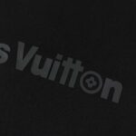 weigou_180397_11_e72e12b1bf P75 LOUIS VUITTON/路易威登LV 25ss新款经典logo 字母硅胶压花款短袖圆领T恤 -面料采用320G 100%纯棉双纱面料 同缸定染特种加粗32支双股1X1螺纹克纯棉面料,保证舒适性同时透气冰爽的同时又不透底!面料上身有型弹性不紧绷日常通勤运动统统yyds -肩膀采用双针车线跨缝工艺后领口处采用纯棉拉条提升了后颈接触的舒适度布面干净.布纹清晰,柔软舒适 - 全套定制的原版辅料,吊牌,洗水,主唛,防潮纸统统安排到位。版型釆用OS宽松落肩版型.男女同款 Louis Vuitton,法国路威酩轩集团-LVMH旗下品牌,著名奢侈品箱包和皮具品牌,百余年的传奇经典,全球时尚旅行艺术的精致象征。印有“LV”标志这一独特图案的交织字母帆布包,伴随着丰富的传奇色彩和雅典的设计而成为时尚之经典。延续至今,不论后来延伸出来的皮件、丝巾或手表、笔、服装,都是以崇尚精致、品质、舒适的“旅行哲学”,作为设计理念。 颜色:白色 黑色 Size: S-XL